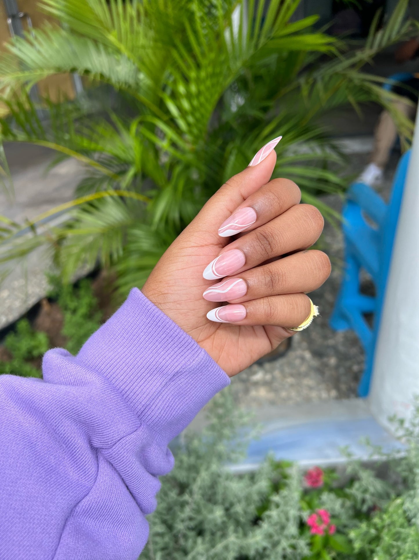 Gel Supreme: White Swirl Press Ons