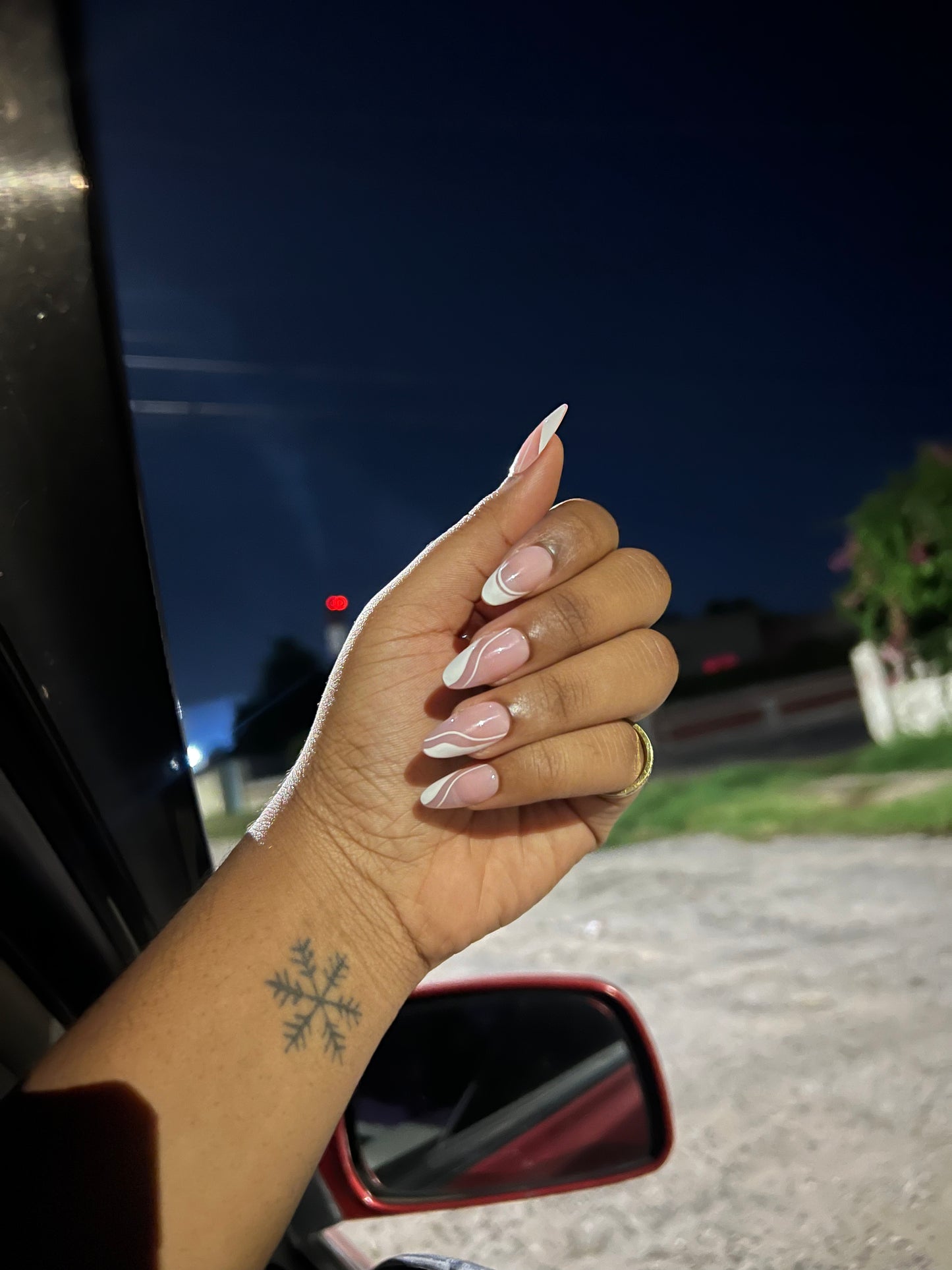 Gel Supreme: White Swirl Press Ons